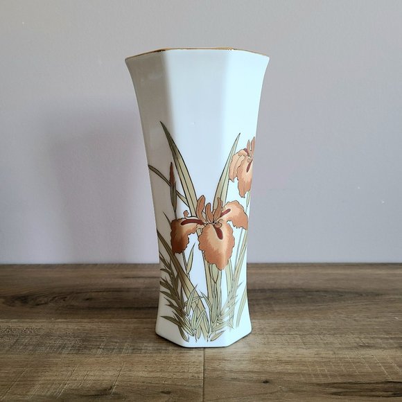 Vintage ceramic vase Japan with floral design. - Picture 1 of 6